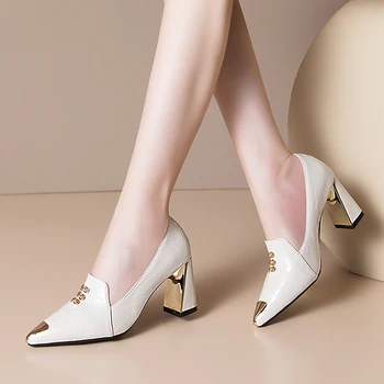 Дамски обувки за обличане Лачена кожа високи токчета Помпи със заострени пръсти Щамповане на метални обувки за лодки Дамски сватбени обувки бели черни 2023