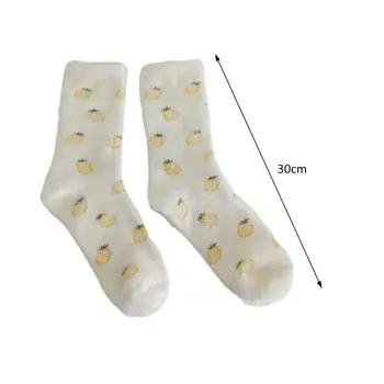 Плюшени чорапи Уютна имитация на норка кадифе Дамски чорапи в средата на тръбата с карикатура заек череша плодове дизайн за есенни зимни жени